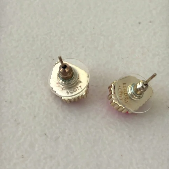 New Kendra Scott Tessa Gold Stud Earrings In Magenta - Picture 3 of 3